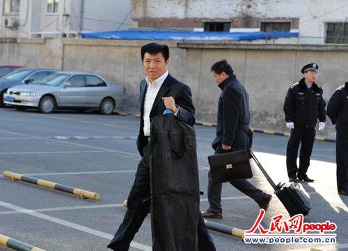 庭審當(dāng)日，李某某辯護(hù)律師張起淮匆匆趕到北京市一中院    人民網(wǎng)記者 翁奇羽攝