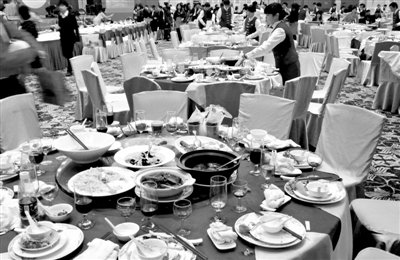 今年1月20日，一國(guó)企在廣州一家五星級(jí)酒店擺了70桌。臨近年底，在中央“嚴(yán)抓四風(fēng)”背景下，北京國(guó)企機(jī)