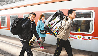 農(nóng)民工從阜陽坐火車去東莞打工。