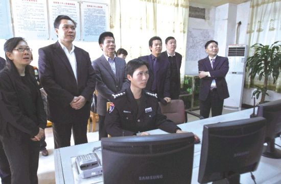 國(guó)家民政部農(nóng)村社區(qū)驗(yàn)收評(píng)估組對(duì)南海區(qū)農(nóng)村社區(qū)建設(shè)進(jìn)行檢查驗(yàn)收。