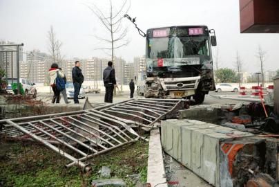 1月6日，成都雙華大道，失控后的公交車撞垮一單位的護(hù)欄。攝影 劉陳平