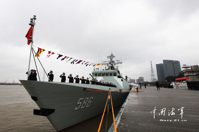 1月8日，某新型導(dǎo)彈護衛(wèi)艦吉安艦入列海軍東海艦隊命名授旗儀式現(xiàn)場。新華社發(fā)