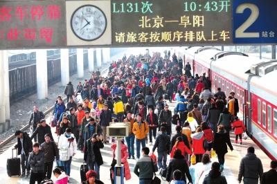 昨天，由北京開出的列車途經(jīng)安徽亳州火車站，大量旅客回到家鄉(xiāng)