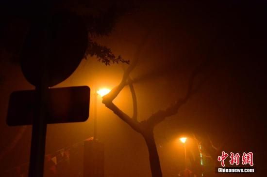 1月31日凌晨，市民行走在煙霧繚繞的南京街頭。當(dāng)天是農(nóng)歷馬年正月初一，南京有限開禁燃放煙花爆竹正逢下霧天，空氣的不流通致使煙花爆竹燃燒后產(chǎn)生的顆粒物不能及時(shí)散開，造成整座城市煙霧繚繞。據(jù)當(dāng)?shù)丨h(huán)保部門發(fā)布的信息顯示，空氣質(zhì)量屬重度污染。中新社發(fā) 泱波 攝