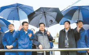 2月7日，省委書記強衛(wèi)冒雨在江西銅業(yè)集團調(diào)研。記者 梁振堂 攝