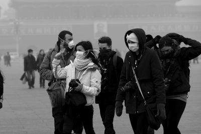 天安門廣場戴口罩的外國游客。