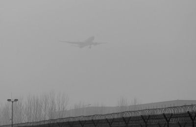 在首都機場，飛機在霧霾中降落。