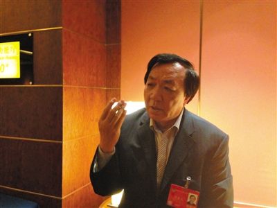 　昨日，在接受采訪時，何香久強調(diào)，大多公務(wù)員是勤勉工作的。