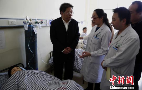 圖為青海省委常委、西寧市委書記毛小兵正在詢問患者病情。　羅云鵬　攝