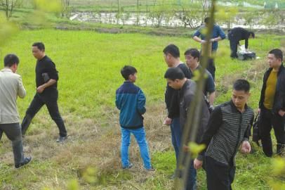 少年指認藏槍地點。