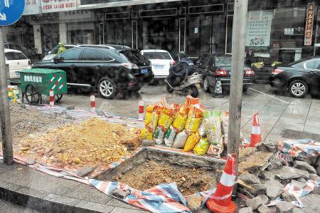 遠大一路兩側(cè)，市政工程開挖的一個個大坑沒有進行圍擋，碎石、黃土、彩條布散落一地，過往市民避之不及。