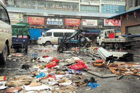 高橋大市場內(nèi)，大量的垃圾雜亂無章地堆放，商戶搬遷時留下的垃圾丟棄在市場內(nèi)無人問津，觸目驚心。