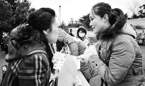 墓區(qū)服務(wù)員（右）見(jiàn)證了喪葬“綠化進(jìn)程”。新華社發(fā)