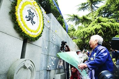 幸存者和遇難者遺屬昨在紀念館“哭墻”前獻花。