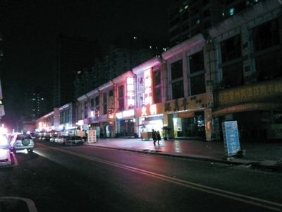 3月11日，掃黃后晚上8點天鵝湖路冷清的街道。以前，這里都是人和車輛，街邊站滿了小姐。新京報記者 林野 攝