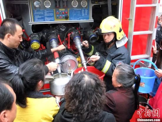 　4月11日，蘭州市自來水苯含量嚴重超標，蘭州啟動公共突發(fā)事件應急機制，緊急調配安全水源在居民區(qū)投放，圖為消防隊給西固蘭玻西社區(qū)居民送來水，市民排隊取水。裴強 攝 圖片來源：東方IC 版權作品 請勿轉載