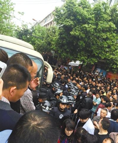 4月19日，蒼南縣靈溪鎮(zhèn)城管打人事件現場。網絡截圖