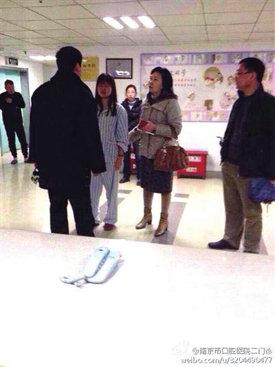 事發(fā)現(xiàn)場，打人者袁亞平(右二) (資料圖)