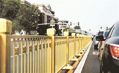 從復(fù)興門到建國門，長安街一線全部更換為金色護(hù)欄 攝影/本報記者 郝羿
