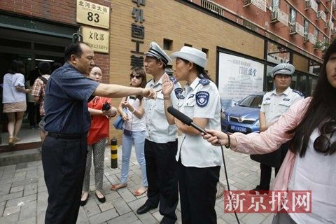 市環(huán)保局和東城區(qū)環(huán)保局聯(lián)合出動，再次檢查國家文物局食堂環(huán)境污染問題，在門口受阻。新京報記者 高瑋 攝