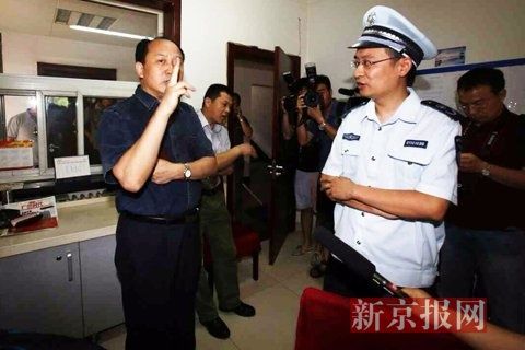 國家文物局的一名工作人員正在與執(zhí)法人員對峙。新京報記者 高瑋 攝
