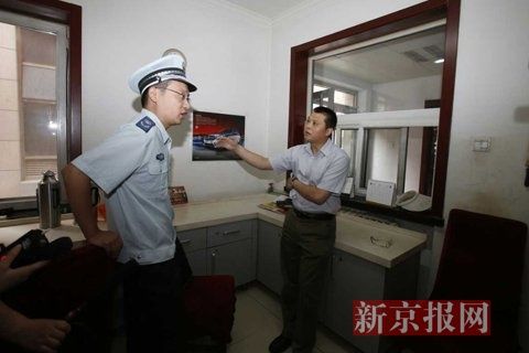 國家文物局的一名工作人員正在與執(zhí)法人員對峙。新京報記者 高瑋 攝