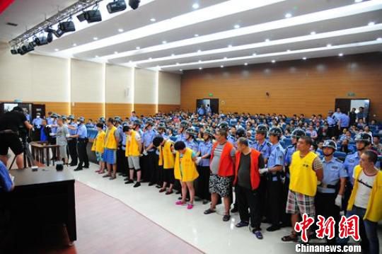 徐州市中級人民法院召開毒品犯罪案件集中宣判大會(huì),11名被告人被判處死刑、無期徒刑和有期徒刑不等。