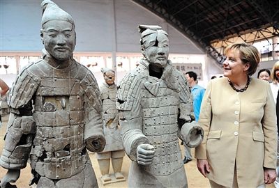 2010年7月17日，西安，默克爾參觀兵馬俑，慶祝生日。