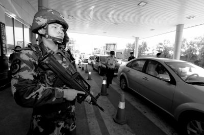 武警持槍警戒進駐檢查站。
