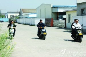 網(wǎng)友稱儀征市委書記程希騎摩托車下鄉(xiāng)沒戴頭盔。