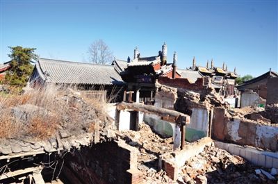 大同市文廟附近開發(fā)的一片仿古四合院，附近基礎設施建設已停工，周圍都是廢墟。