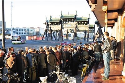 11月3日，大同市四牌樓附近，耿彥波“粉絲團”在聚眾討論。
