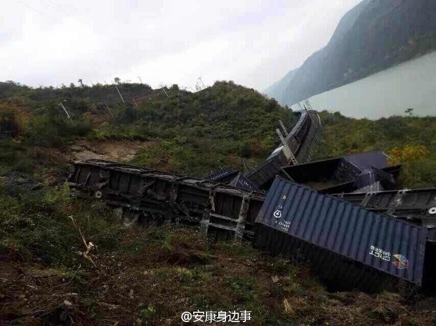 襄渝鐵路旬陽至棕溪上行線發(fā)生山體塌方，致使75228次貨物列車8節(jié)車廂脫線。圖片來源于網(wǎng)絡