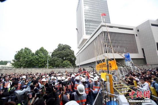 12月11日上午，香港非法“占領(lǐng)區(qū)”清除障礙物。