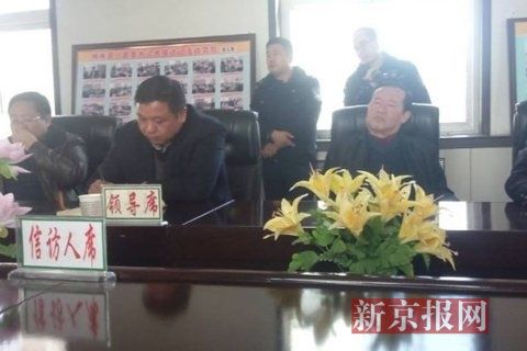 訪民代表與縣領(lǐng)導開會協(xié)商時，副縣長頭靠椅背睡著10分鐘左右。受訪對象供圖