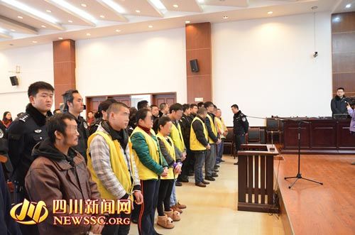 胡寶寶（右四）等接受集中宣判。