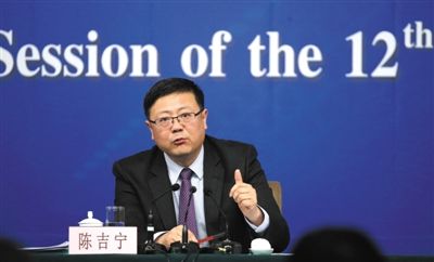昨日，十二屆全國(guó)人大三次會(huì)議新聞中心，環(huán)保部部長(zhǎng)陳吉寧回答中外記者提問(wèn)。新京報(bào)記者 陳杰 攝