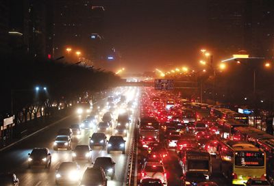 昨晚，因沙塵暴導(dǎo)致能見度低，長(zhǎng)安街嚴(yán)重堵車。