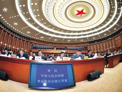 昨日，食品安全法修訂草案提交十二屆全國人大常委會第十四次會議進行三審。 新華社記者 李濤 攝