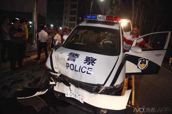南都記者昨晚趕到現(xiàn)場時，交警及保險公司已經(jīng)在處理事故，現(xiàn)場有很多圍觀者。