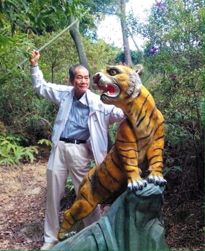 2015年1月10日，區(qū)少坤到廣東肇慶九龍湖游玩，拍攝打虎圖。