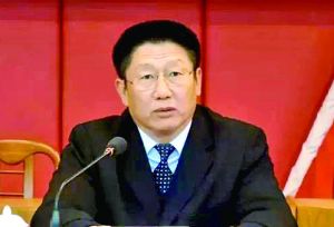 他曾身居要職，在仕途上平步青云，“連跳式”升官；他如今落馬，被查出近乎瘋狂地收受巨額利益、用公款送禮，還隱瞞“裸官”身份、在私企老板的安排下多次嫖娼、參與賭博、與多名女性通奸，被一線辦案人員形容為“五毒俱全”的干部。近日，深圳原市委常委、政法委書(shū)記蔣尊玉的貪腐歷程被披露。