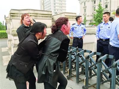 昨日，連恩青被執(zhí)行死刑。執(zhí)刑前，連恩青的父母和妹妹進入溫嶺市看守所與連恩青見面，但其他親屬均被拒見最后一面?！”景鎴D片/CFP