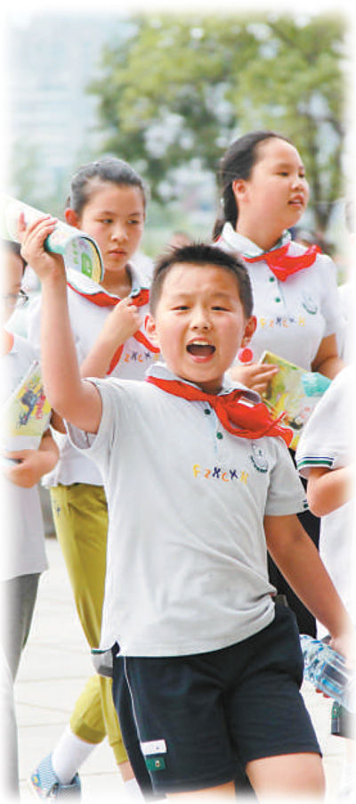 南京某小學(xué)學(xué)生在參加課外活動(dòng)。