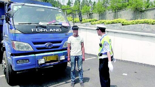 民警對持C1駕照駕駛大貨車、一年違法350余次的張某進行批評教育。