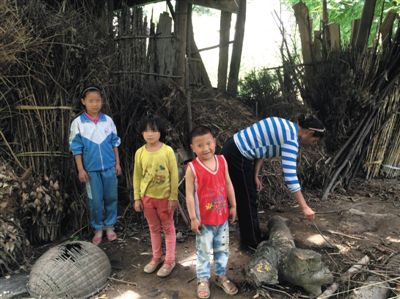羅梅和她的三個孩子。中間兩個孩子為羅梅夫婦在逃亡途中所生。新京報記者 蕭輝 攝