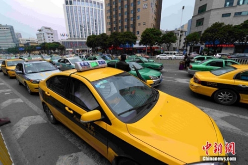 1月17日，福州華榕出租車公司期下的出租車在街頭候客。