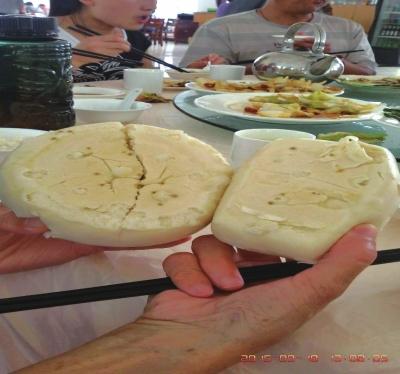 在參加山西游行程中，體驗員發(fā)現(xiàn)團(tuán)餐中的饅頭已經(jīng)發(fā)霉。視頻截圖