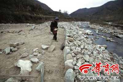 11月6日，93歲的鳳縣老人曾文財一吃完飯就又到河邊搬運石頭加固河堤了
