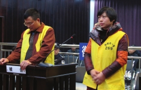12月10日，衡陽市中級人民法院，顧湘陵（左）和妻子吳利君當庭接受庭審。圖/通訊員李建輝